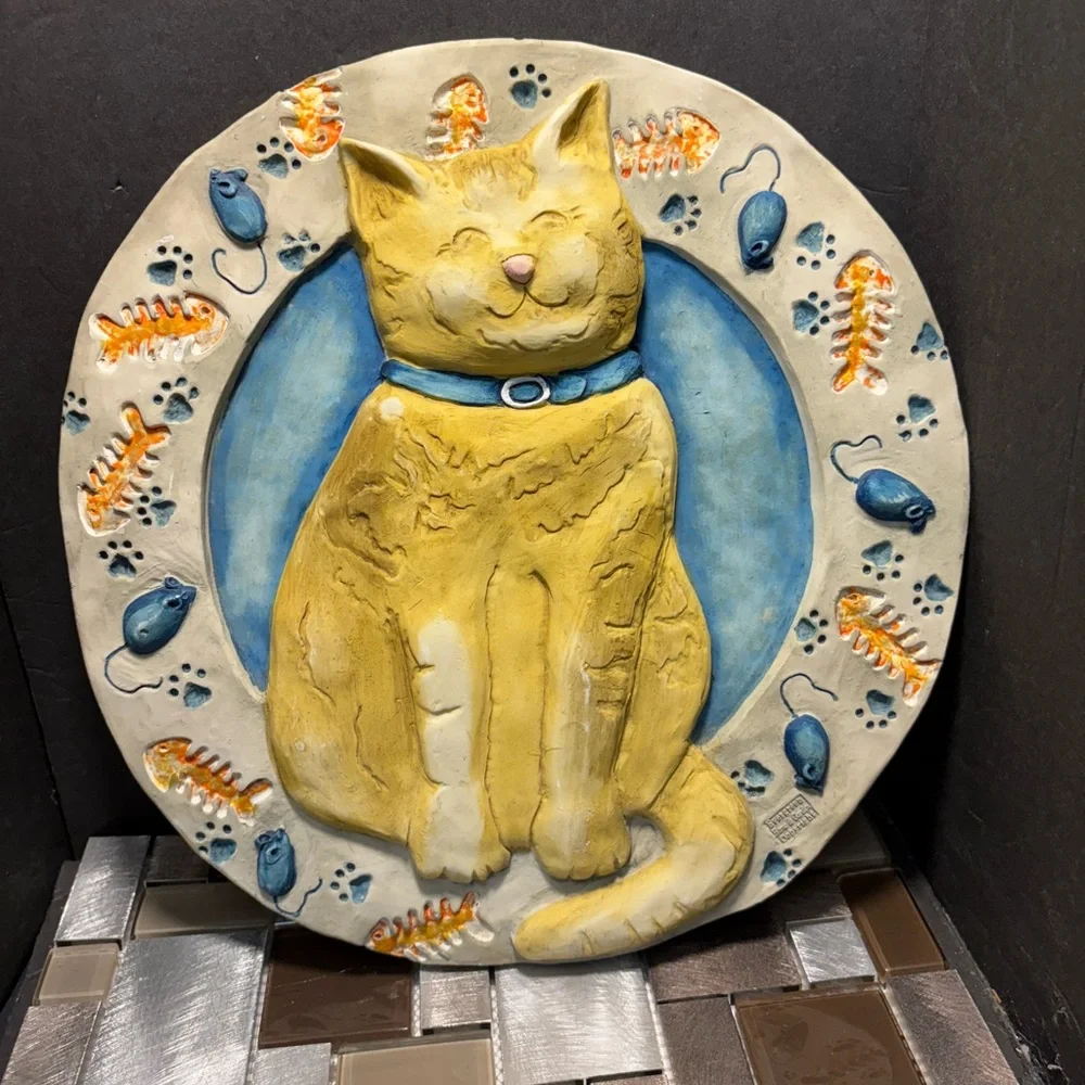 Vintage Evergreen tabby cat pottery plate